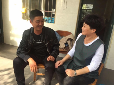 黨員走訪職工家屬，為同事解決疑難問題