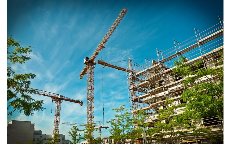 建筑施工項(xiàng)目管理項(xiàng)目是建筑施工企業(yè)最基本的業(yè)務(wù)單元，企業(yè)開(kāi)展數(shù)字化轉(zhuǎn)型要以項(xiàng)目為基石，緊緊圍繞不同項(xiàng)目類(lèi)型、階段、業(yè)務(wù)全場(chǎng)景開(kāi)展，最終實(shí)現(xiàn)企業(yè)數(shù)字化轉(zhuǎn)型升級(jí)。隨著工程建設(shè)項(xiàng)目投資規(guī)模增長(zhǎng)，建筑物形式多樣、體量大、結(jié)構(gòu)復(fù)雜，同時(shí)建筑施工周期長(zhǎng)，使用的材料品種多，耗用量大。建筑施工項(xiàng)目管理主要呈現(xiàn)以下特點(diǎn)。覆蓋面廣建筑施工項(xiàng)目管理綜合性強(qiáng)、涉及面廣，需要工程、商務(wù)、技術(shù)等部門(mén)多方協(xié)同，同時(shí)還涉及建筑、